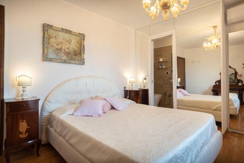 Deluxe Double Room with Private Bathroom image 3
