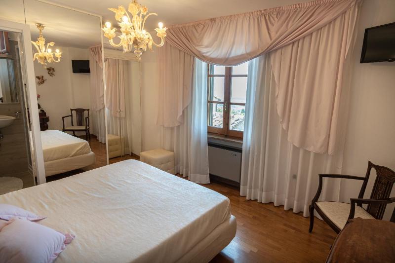 Deluxe Double Room with Private Bathroom image 4