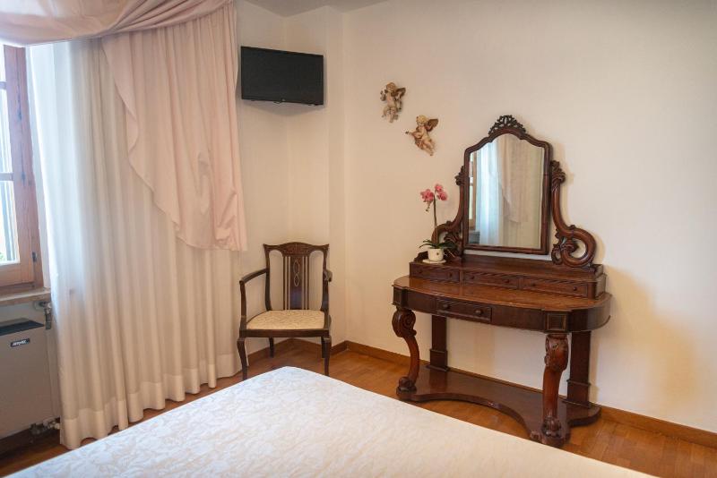 Deluxe Double Room with Private Bathroom image 2