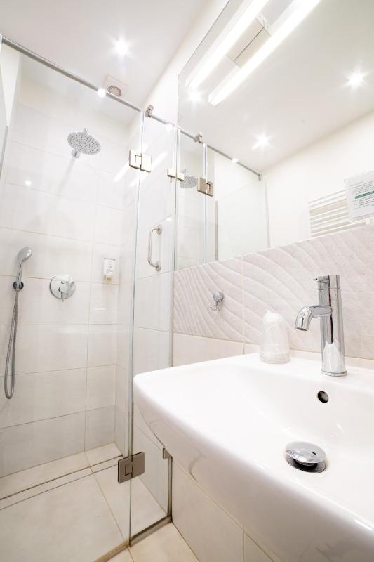Single Room image 3