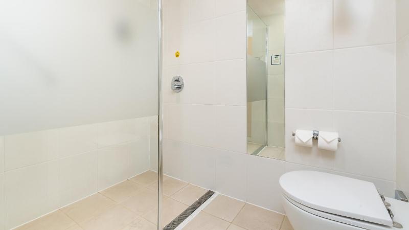 Standard Twin Room with Free Hot Breakfast image 4