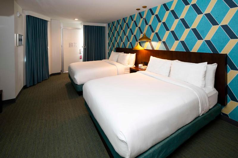 Queen Room with City View image 4