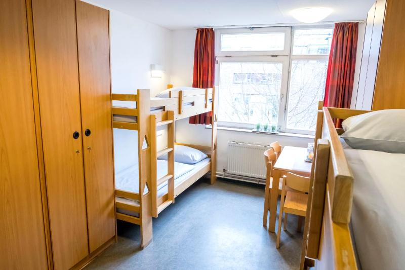 Six-Bed Room image 4