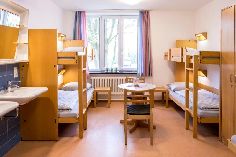 Six-Bed Room image 2