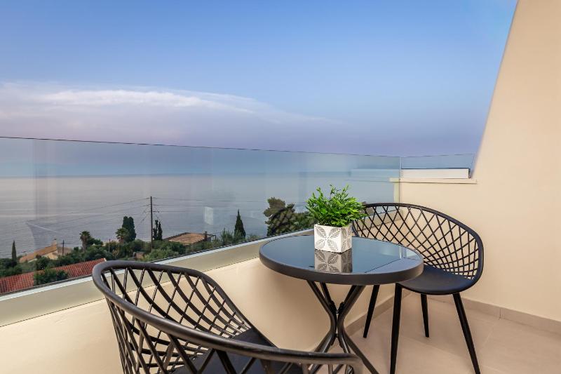 Suite with Private Plunge Pool & Sea View image 2