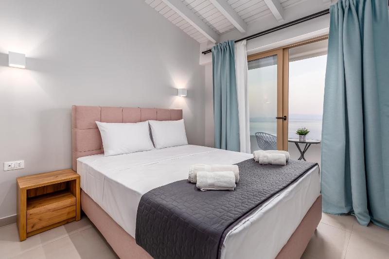 Suite with Private Plunge Pool & Sea View image 1