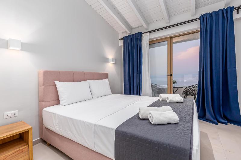 Suite with Private Plunge Pool & Sea View image 3