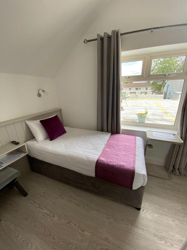 Twin Room image 2