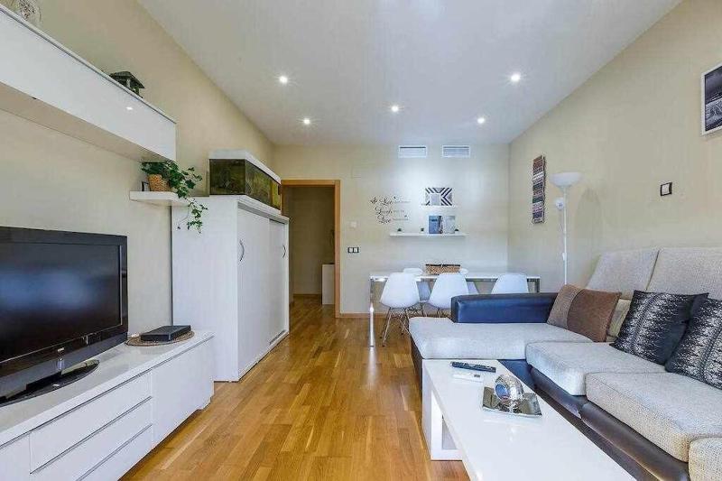 A&N Mediterranean Terrace Apartment with Pool & Parking - image 3