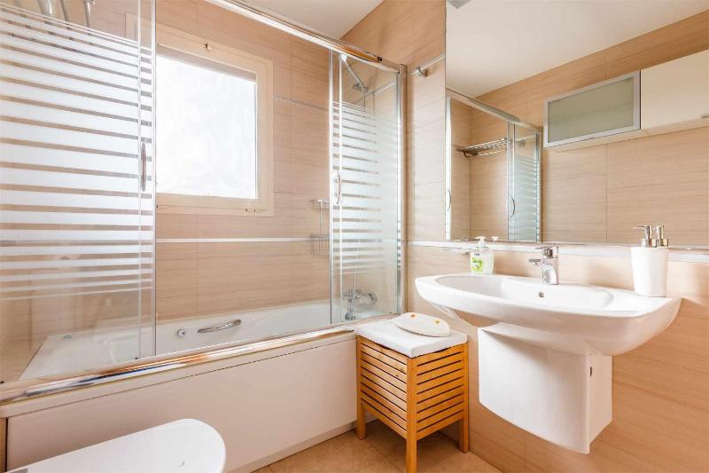 A&N Spacious Family Apartment with Pool & Parking - image 34