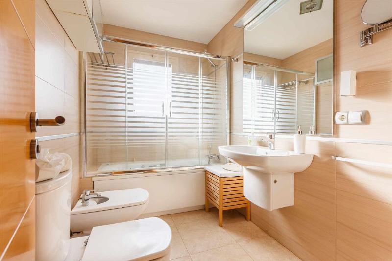 A&N Spacious Family Apartment with Pool & Parking - image 29