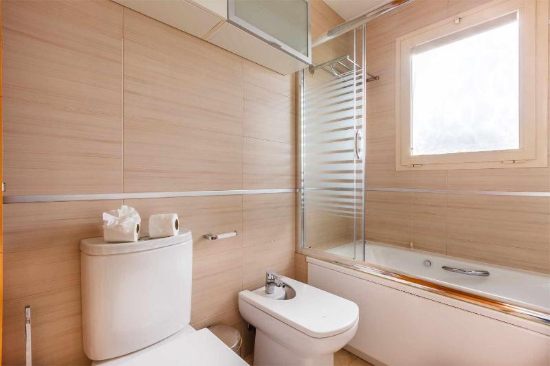 A&N Spacious Family Apartment with Pool & Parking - image 23