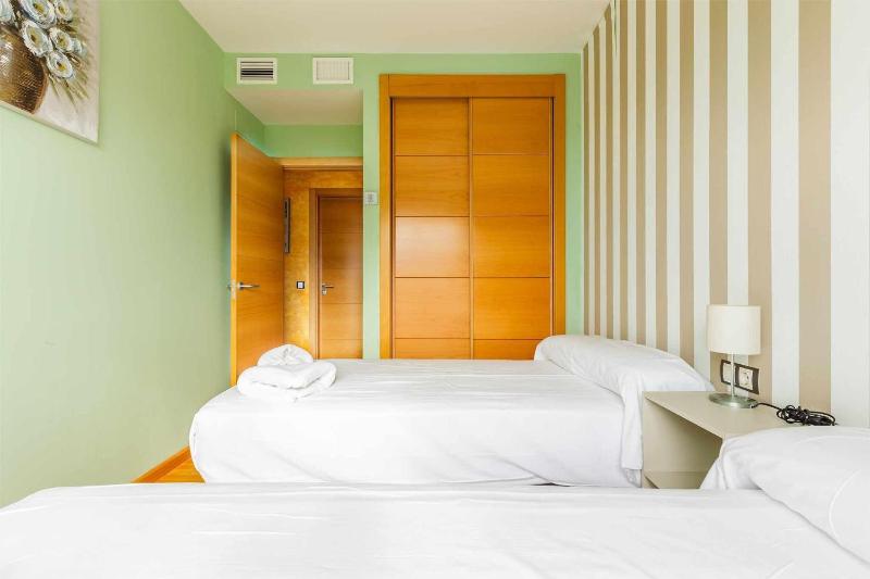 A&N Spacious Family Apartment with Pool & Parking - image 27