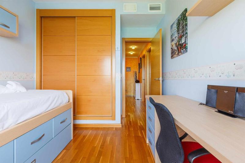 A&N Spacious Family Apartment with Pool & Parking - image 9
