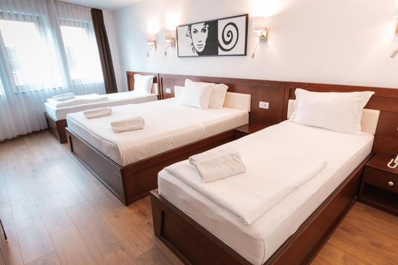 Quadruple Room with Balcony and City View image 3
