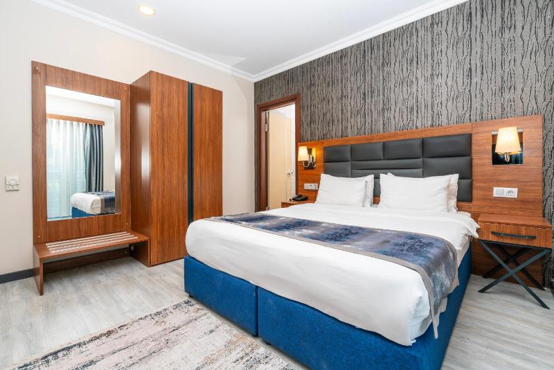Standard Double Room image 3