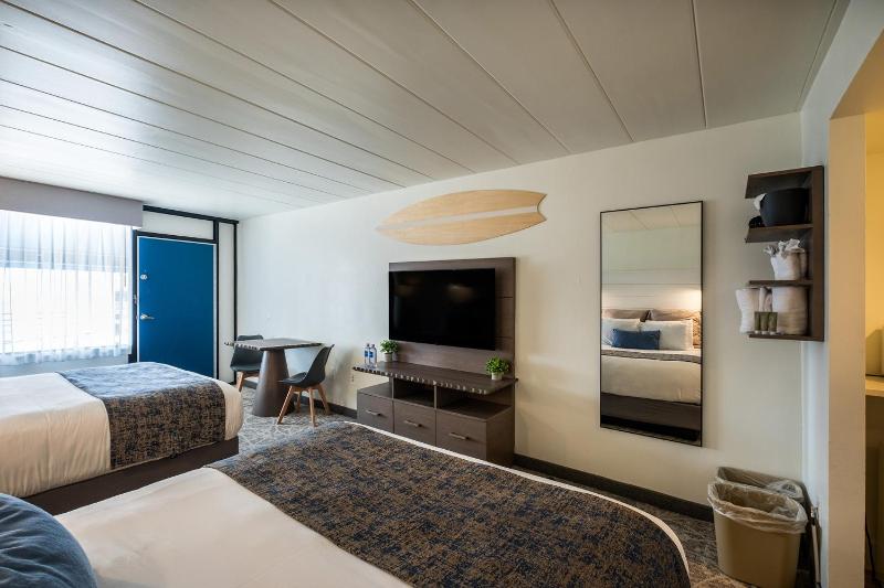 Deluxe Double Room with Balcony image 3