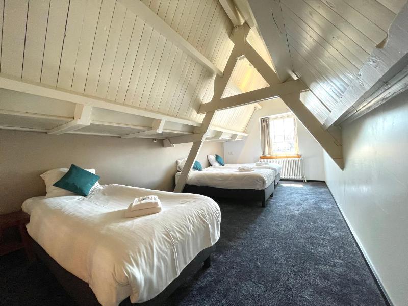 Deluxe Family Suite image 2