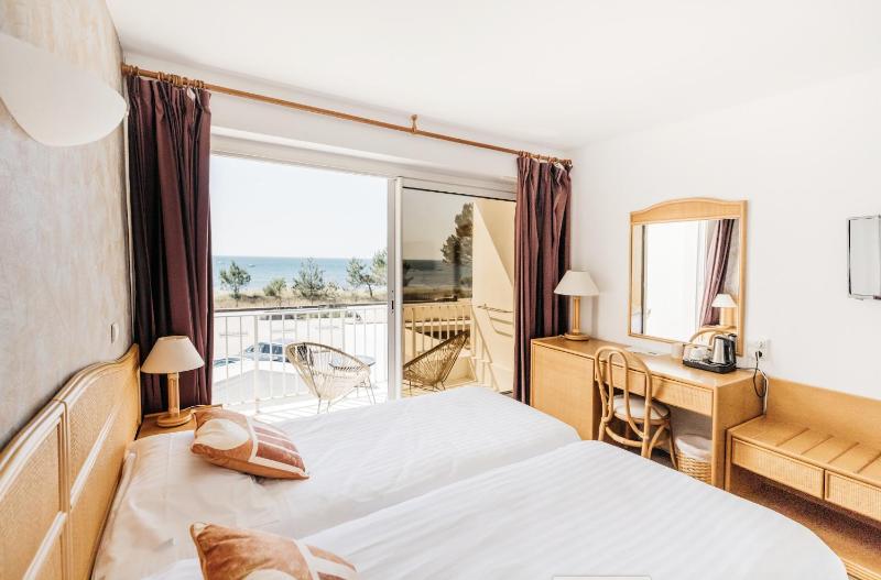 Double Room with Balcony and Sea View image 2