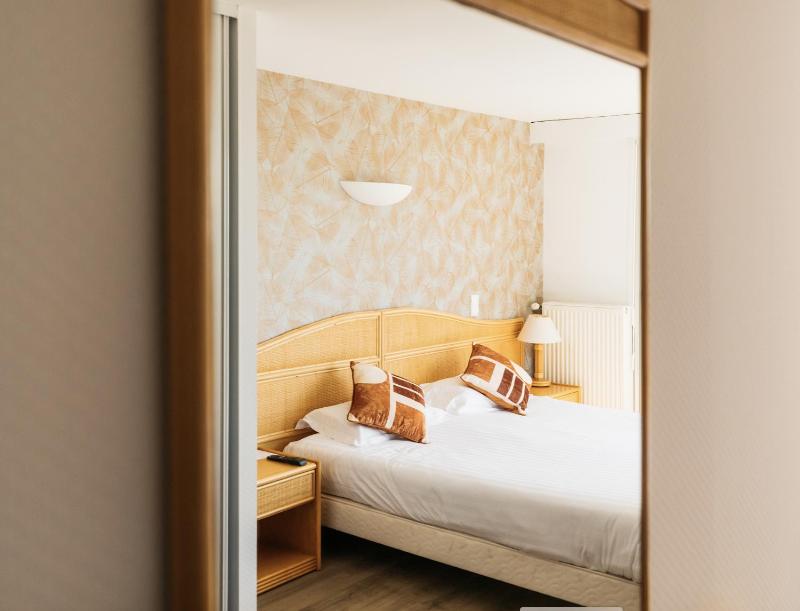 Double Room with Terrace and Sea View image 4