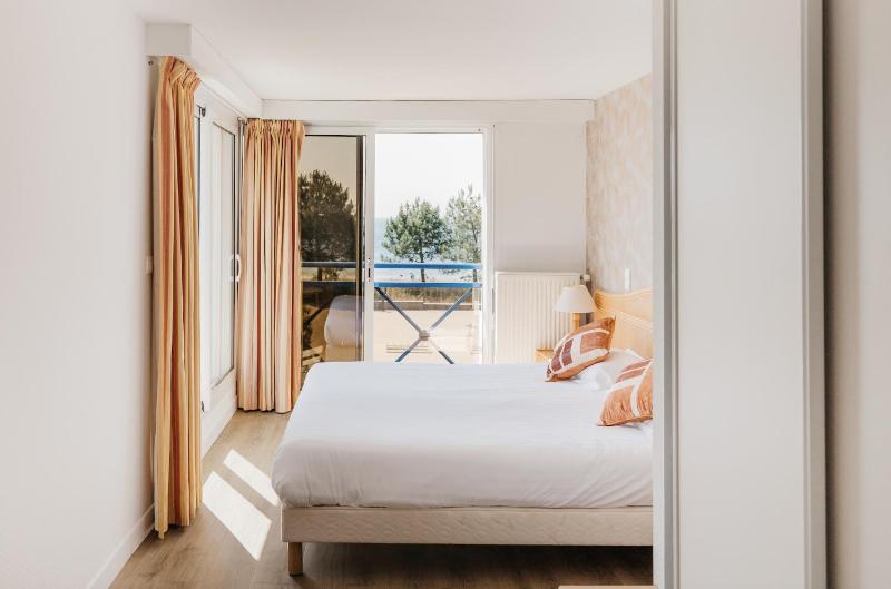 Double Room with Terrace and Sea View image 1