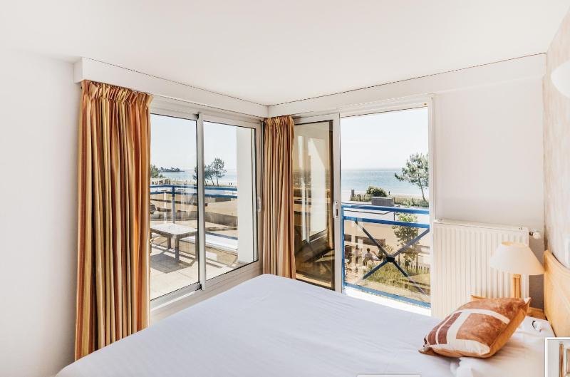 Double Room with Terrace and Sea View image 2