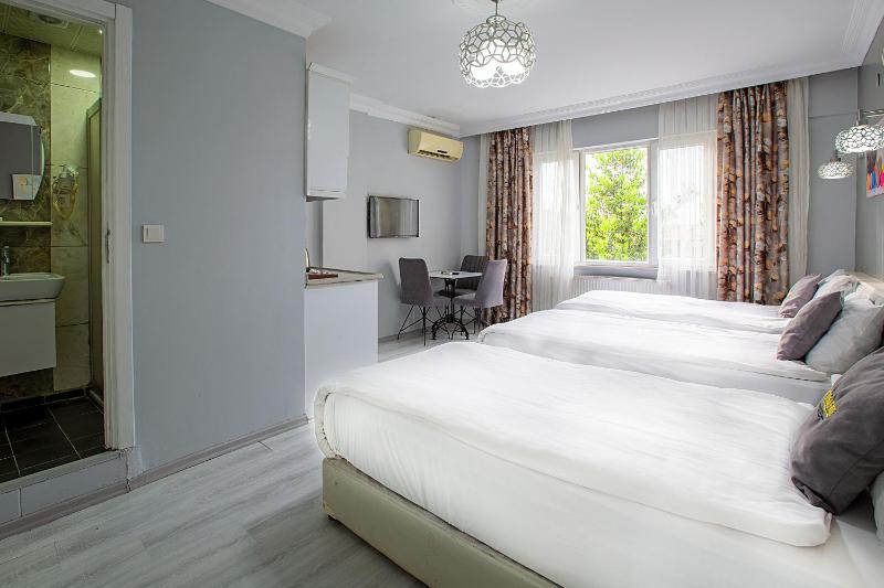 Standard Quadruple Room image 3