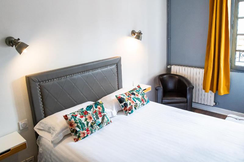Standard Double Room image 3