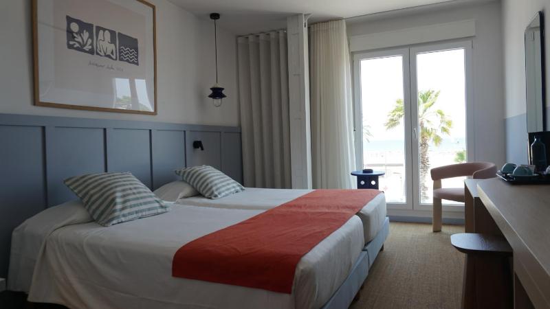 Superior Twin Room with Sea View image 3
