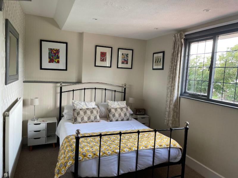 Standard Double Room image 3