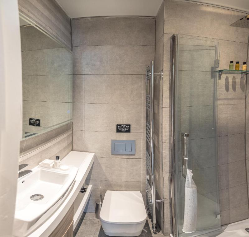 Deluxe Double or Twin Room with Balcony image 2