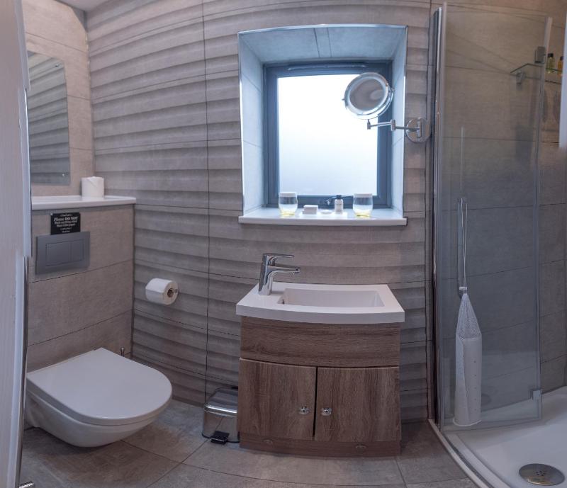 Small Double Room image 3