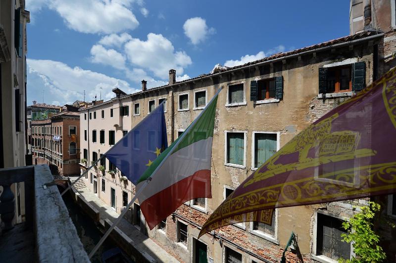 Suite with Balcony image 3