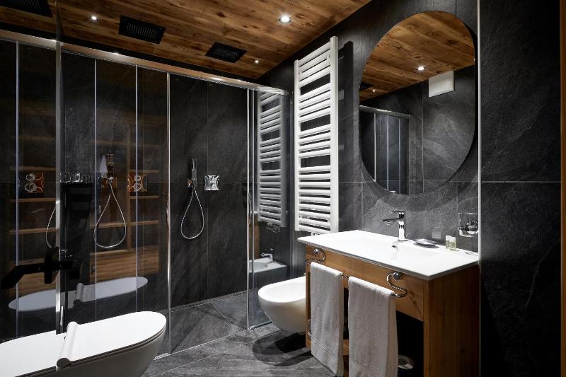 Deluxe Double or Twin Room image 4