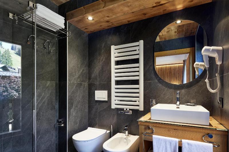 Double Room with Balcony image 2