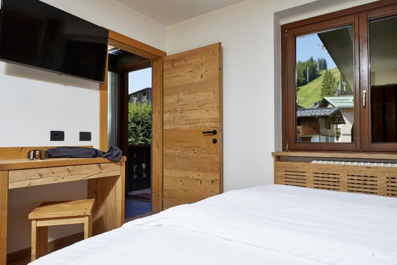 Double Room with Balcony image 3