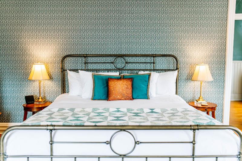 Deluxe King Suite image 1