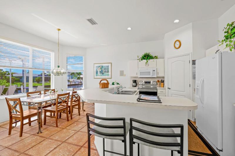 Quiet and relaxing waterfront paradise with direct access to the Gulf of Mexico Villa Just for Sun - image 6