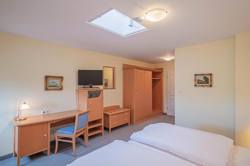 Double Room image 4