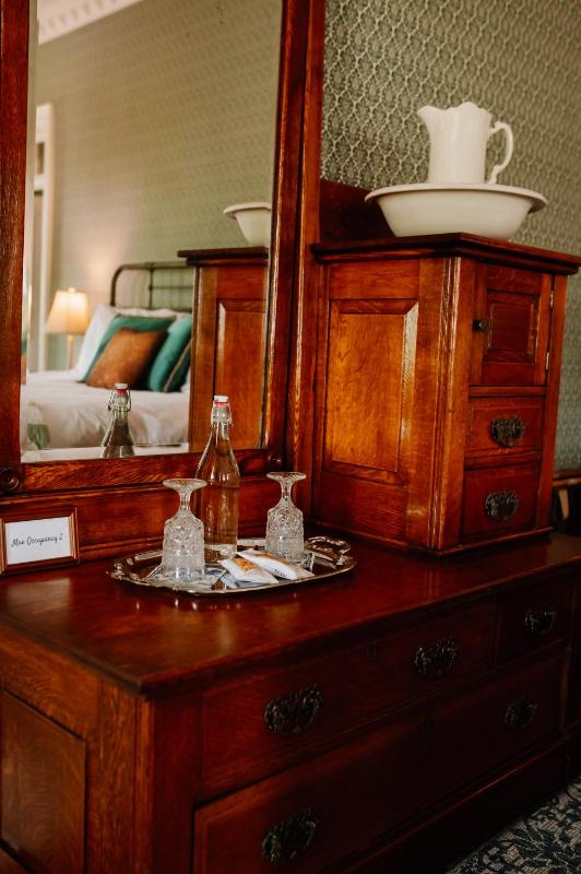 Deluxe King Suite image 3