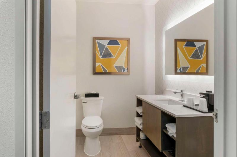 King Room - Non-Smoking image 3