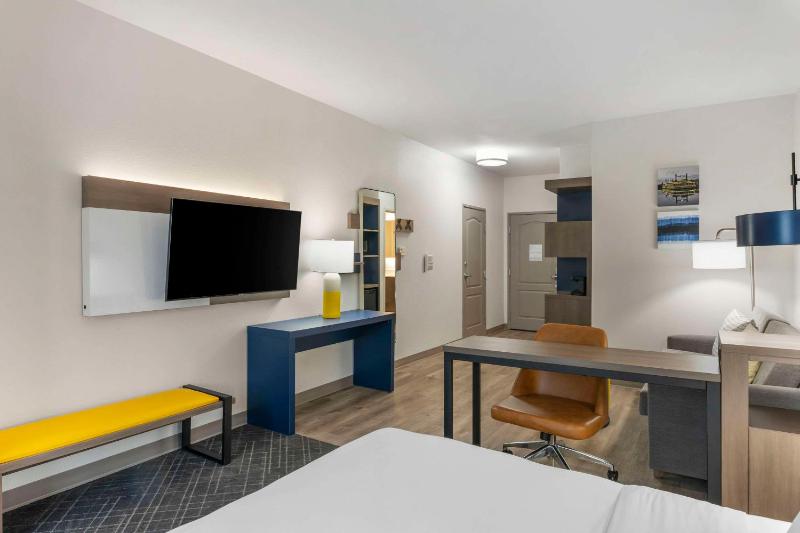 King Suite - Accessible/Non-Smoking image 2