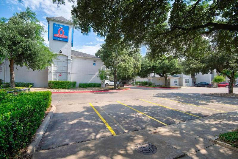 Studio 6 Extended Stay - Austin TX - Midtown - image 1