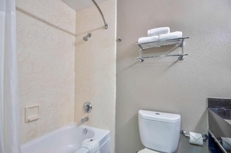 Studio 6 Extended Stay - Austin TX - Midtown - image 6