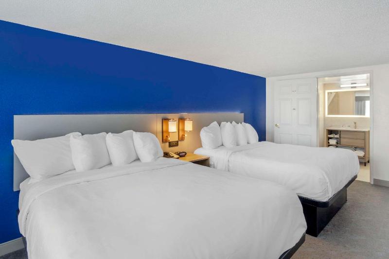Queen Room with Two Queen Beds - Accessible/Non Smoking image 2