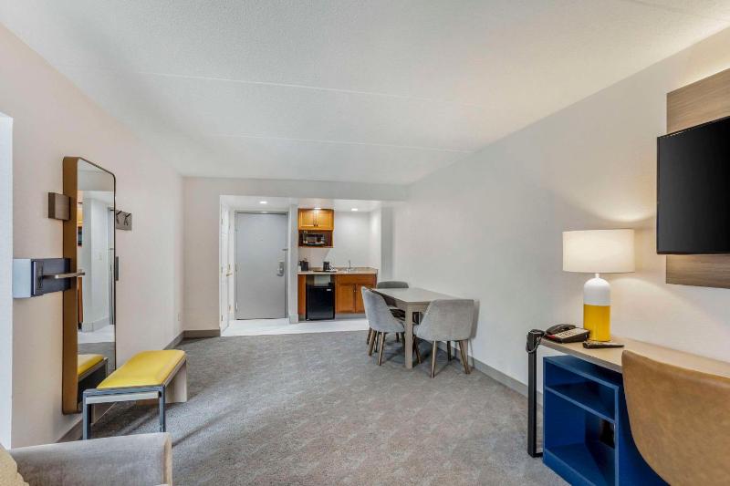 King Suite with Sofa Bed - Non Smoking image 3