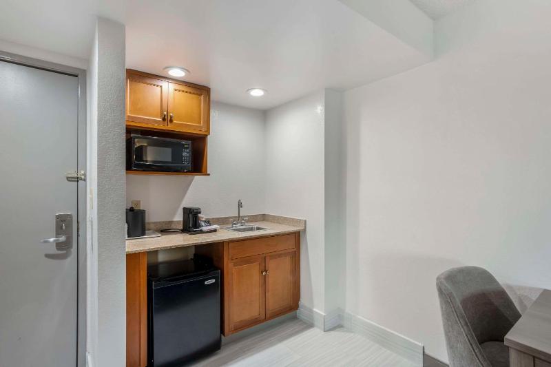 King Suite with Sofa Bed - Non Smoking image 2