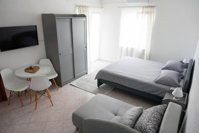 Studio with Balcony image 3