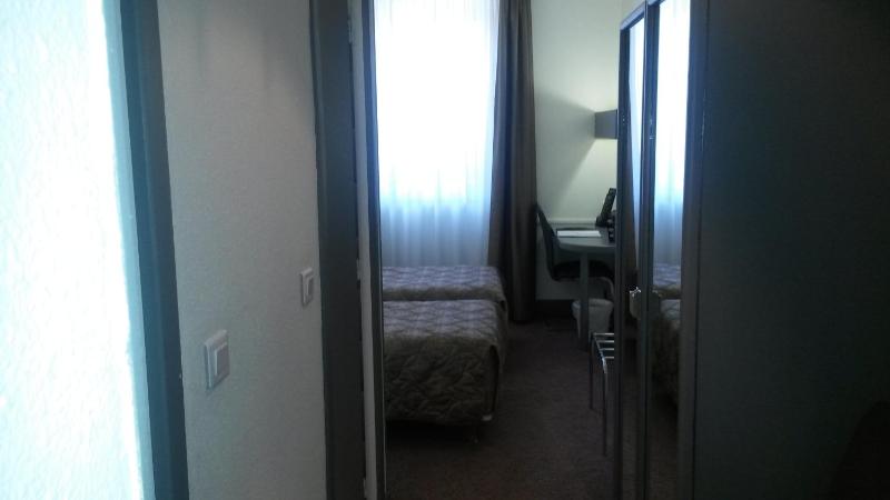 Economy Twin Room image 2