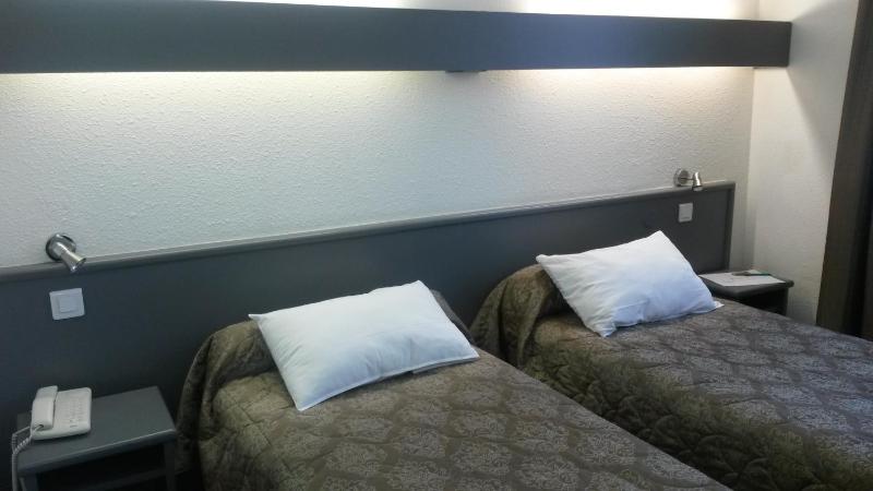 Economy Twin Room image 4